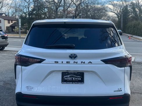 Used 2024 Toyota Sienna LE image 4