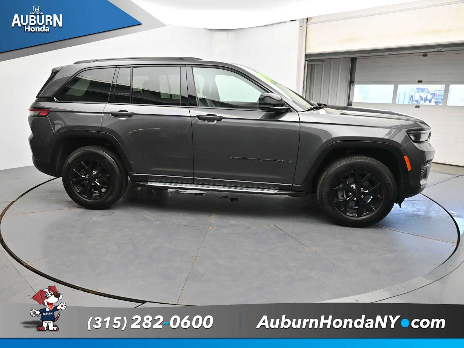 Used 2024 Jeep Grand Cherokee Altitude AWD/4WD image 17