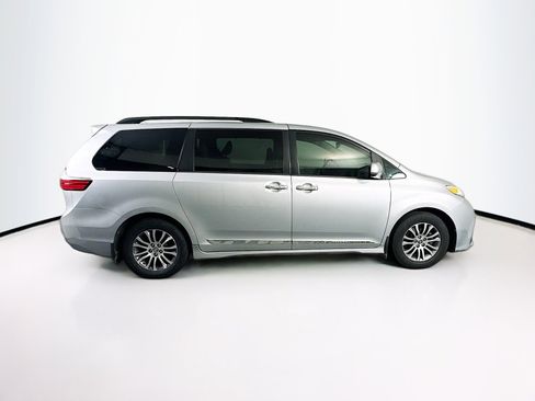 Used 2019 Toyota Sienna XLE image 10