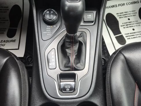 Used 2020 Jeep Cherokee Trailhawk w/ Comfort/Convenience Group AWD/4WD image 29