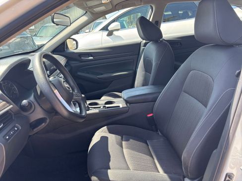 Used 2025 Nissan Altima 2.5 SV FWD image 27