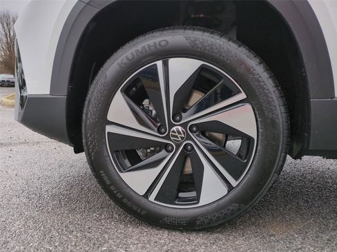 New 2026 Volkswagen Taos SE image 22