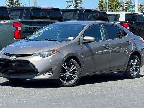 Used 2018 Toyota Corolla LE FWD image 9