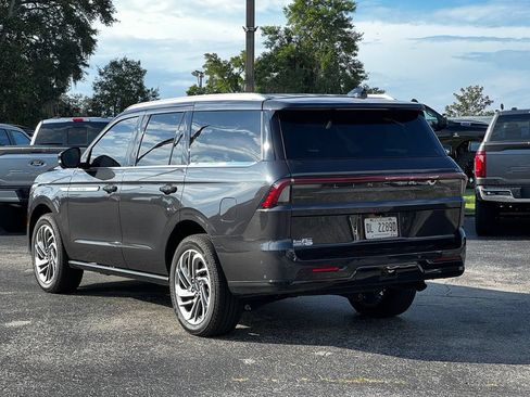 Used 2025 Lincoln Navigator Reserve AWD/4WD image 3