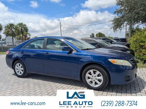Used 2011 Toyota Camry LE image 1