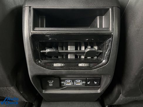 Used 2024 Jeep Grand Cherokee Limited w/ Black Appearance Package image 25