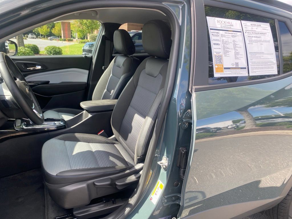 Used 2025 Chevrolet Trax LT w/ LT Convenience Package FWD image 16