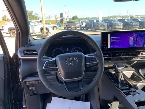 Used 2026 Toyota Sienna Platinum AWD/4WD image 17