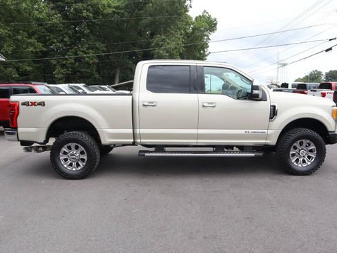 Used 2017 Ford F250 XLT w/ XLT Premium Package AWD/4WD image 4