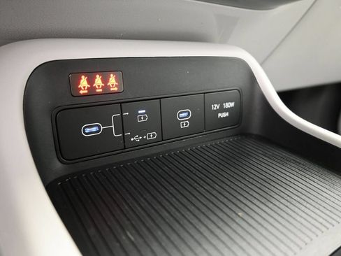 Used 2025 Hyundai Kona SEL FWD image 9