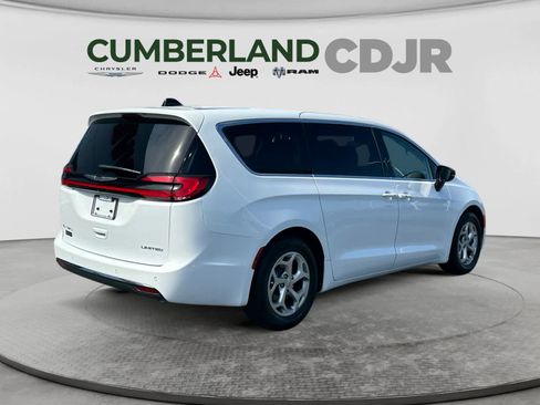 Used 2024 Chrysler Pacifica Limited FWD image 6