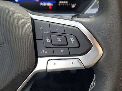 Used 2023 Volkswagen Tiguan SE w/ Panoramic Sunroof Package image 28