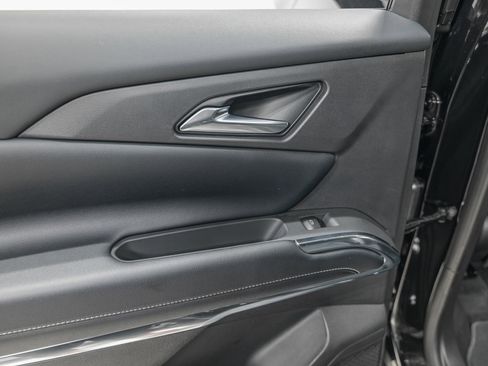 Used 2025 Chevrolet Traverse LT w/ Sun and Wheel Package image 28