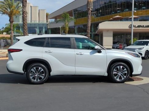 Used 2023 Toyota Highlander XLE FWD image 4