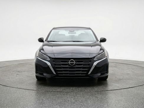 Used 2025 Nissan Altima 2.5 SV FWD image 2