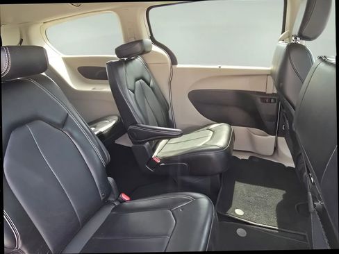 Used 2024 Chrysler Pacifica Touring-L FWD image 20