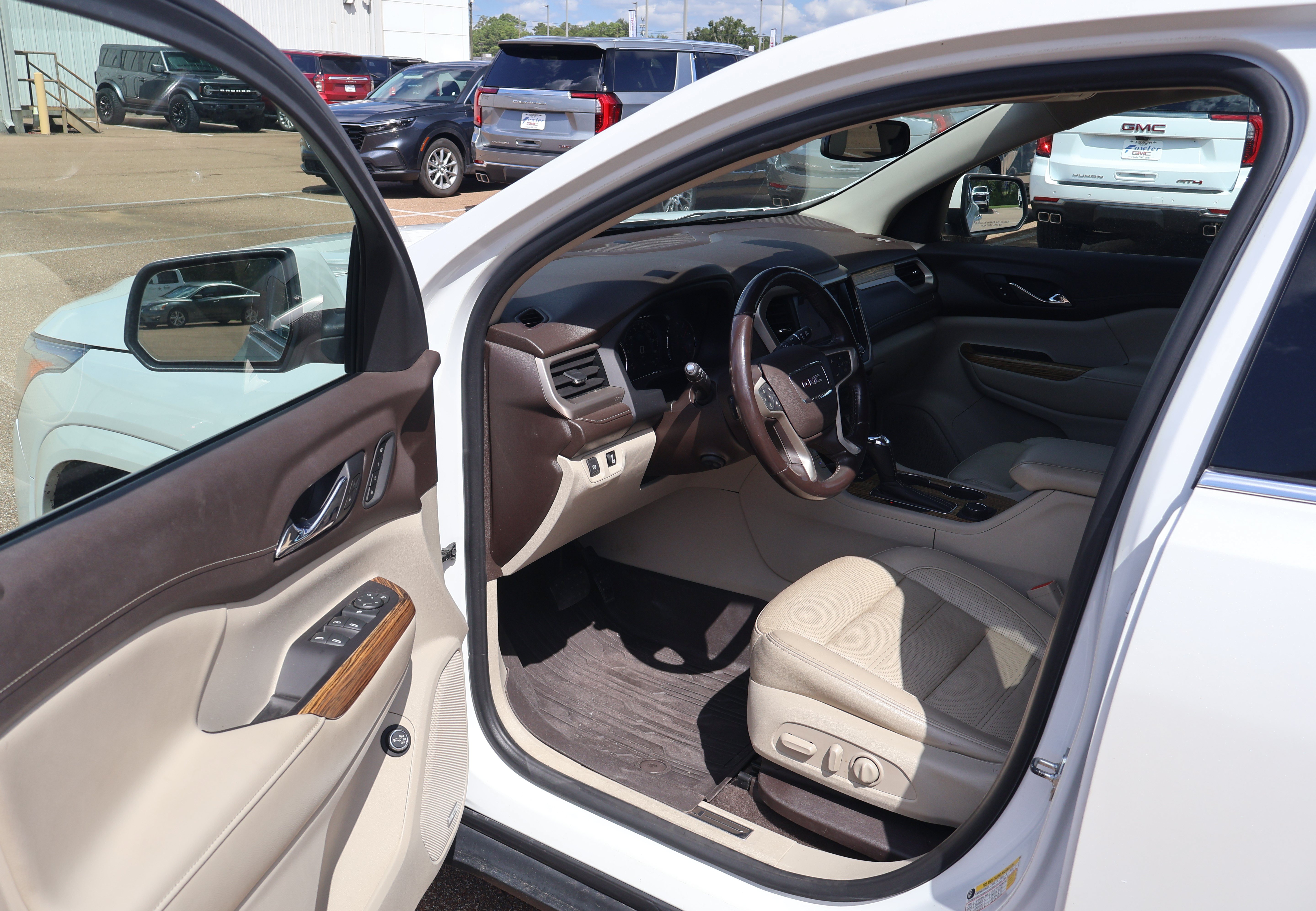 Used 2019 GMC Acadia Denali w/ Technology Package FWD image 5
