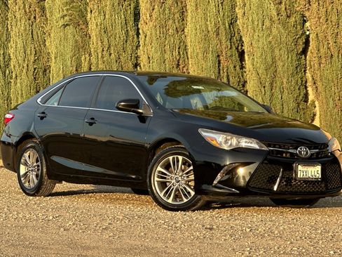 Used 2017 Toyota Camry image 2