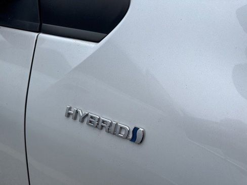 Used 2022 Toyota Prius LE image 6