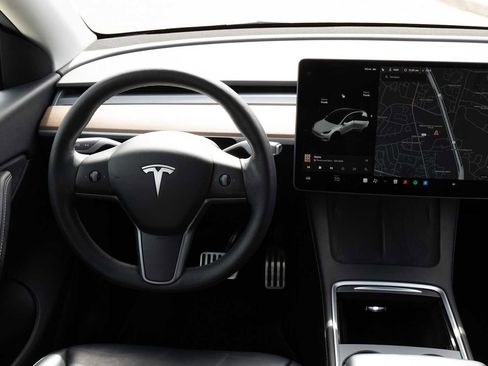 Used 2021 Tesla Model Y Long Range image 25