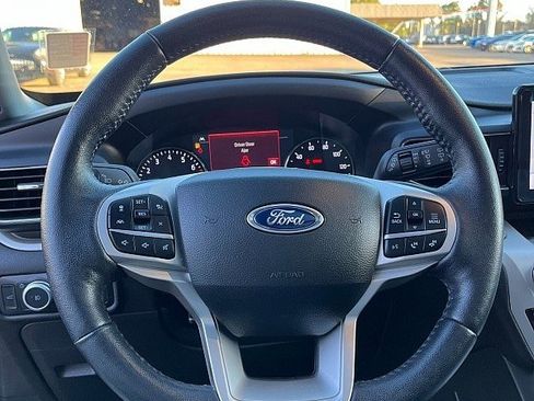Used 2022 Ford Explorer XLT w/ Equipment Group 202A image 9