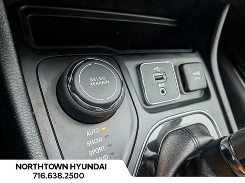 Used 2019 Jeep Cherokee Limited image 18