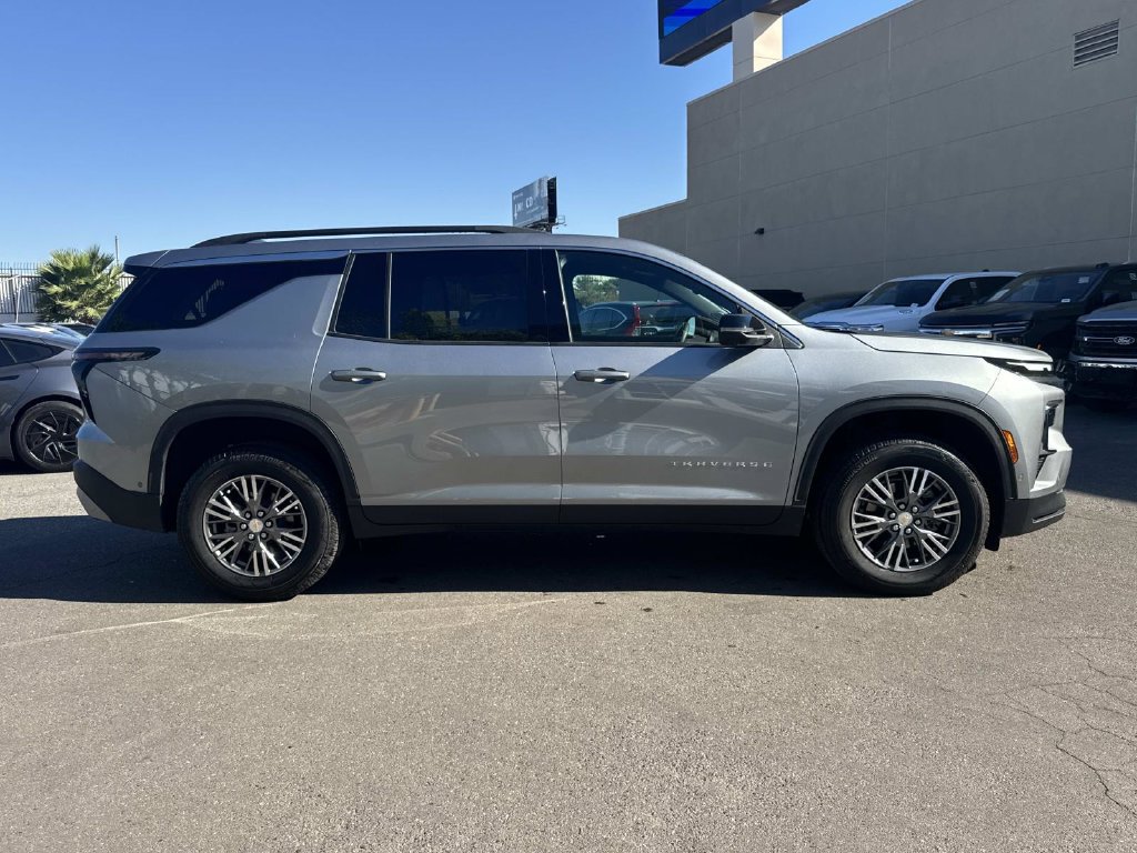 Used 2025 Chevrolet Traverse LT w/ Enhanced Driving Package FWD image 2