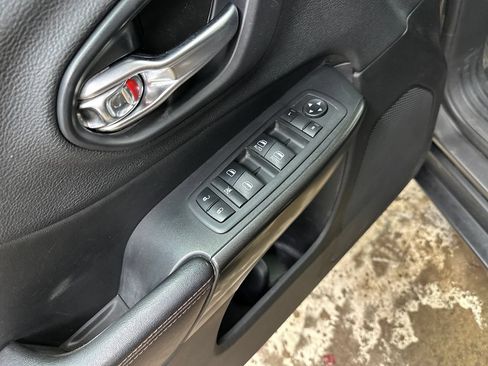 Used 2019 Jeep Cherokee Trailhawk w/ Cold Weather Group AWD/4WD image 16