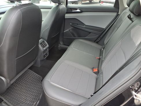 Used 2023 Volkswagen Taos SE w/ Panoramic Sunroof Package FWD image 17