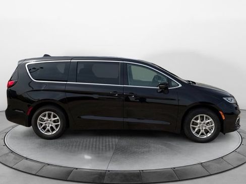 Used 2024 Chrysler Pacifica Touring-L FWD image 2