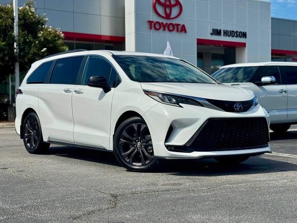 Used 2024 Toyota Sienna XSE FWD image 2