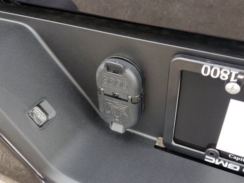 New 2025 GMC Sierra 1500 Elevation image 8