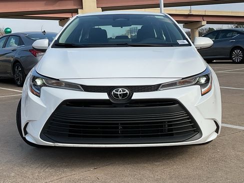 Used 2025 Toyota Corolla LE image 3