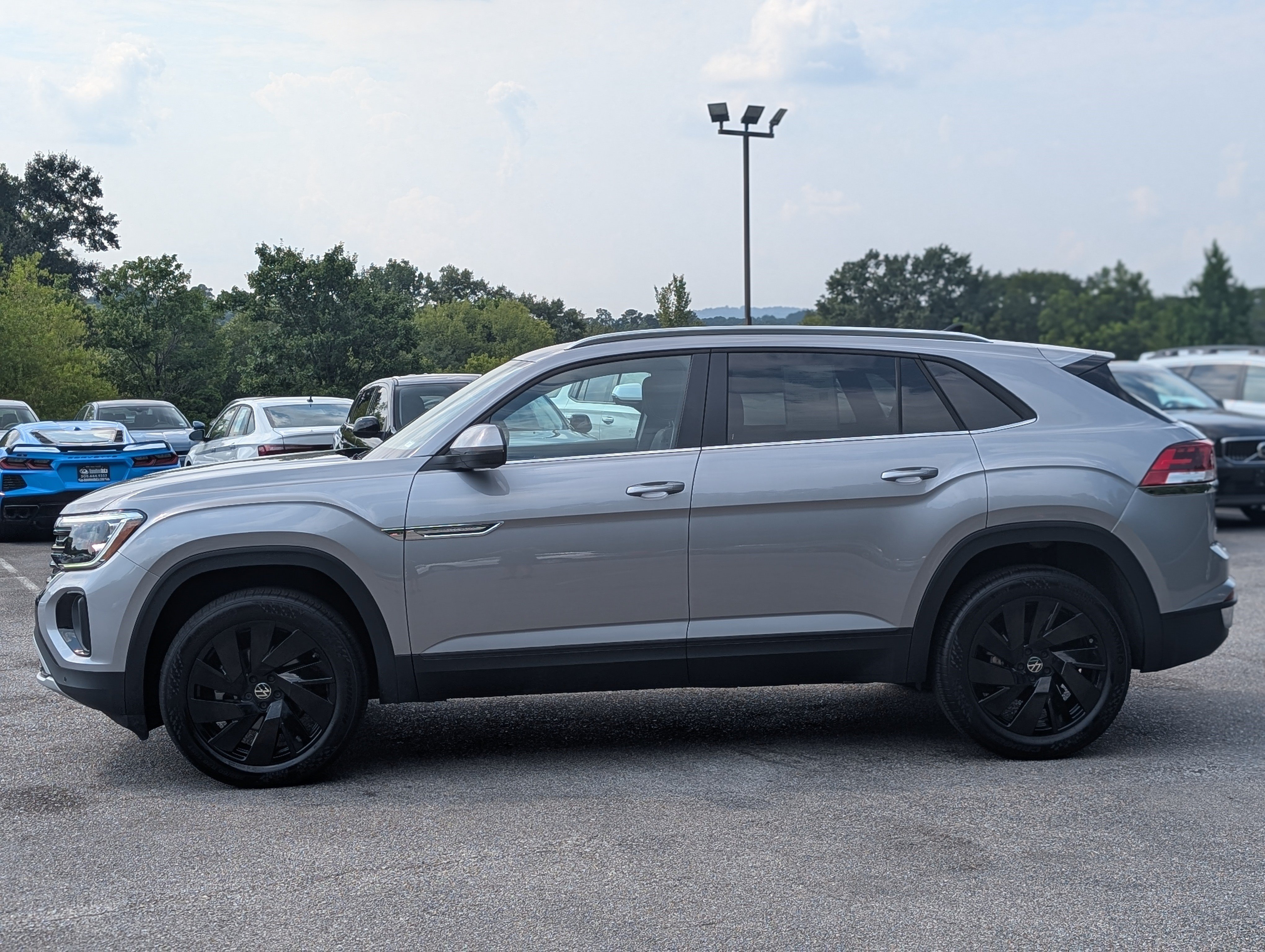 Used 2026 Volkswagen Atlas Cross Sport SE w/ Panoramic Sunroof Package FWD image 6