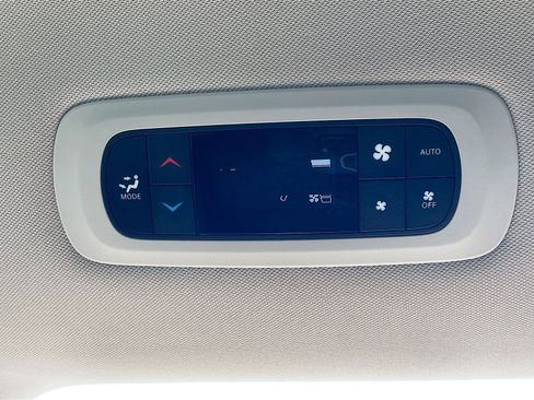 Used 2018 Chrysler Pacifica Touring-L FWD image 16