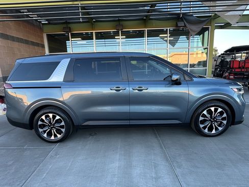 Used 2024 Kia Carnival EX image 7