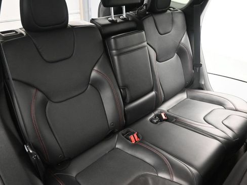Used 2019 Jeep Cherokee Trailhawk AWD/4WD image 15