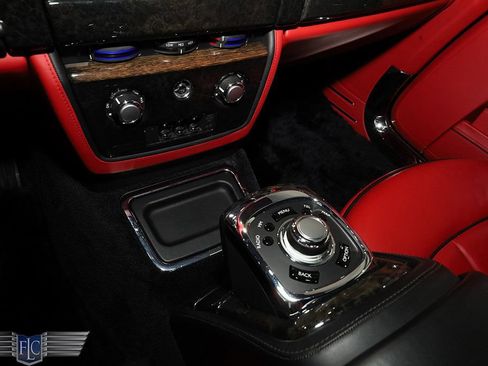 Used 2017 Rolls-Royce Phantom Drophead Coupe RWD image 35
