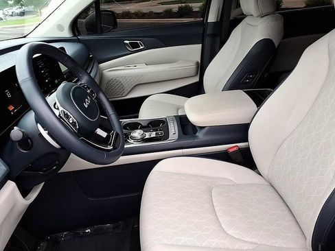 Used 2025 Kia Carnival EX FWD image 16