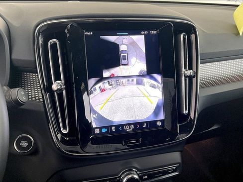 Certified 2025 Volvo XC40 B5 Plus image 31