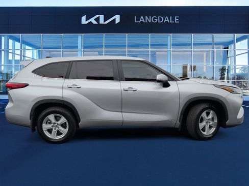 Used 2023 Toyota Highlander LE image 3