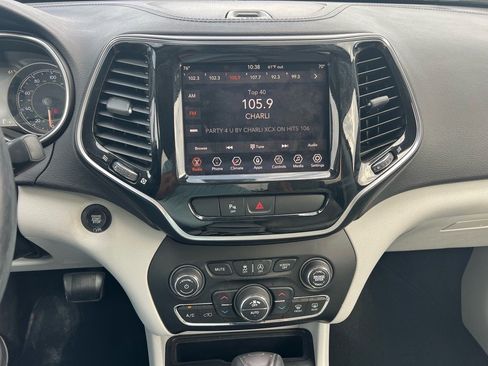 Used 2019 Jeep Cherokee Limited image 16