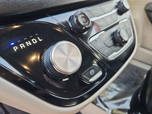 Used 2023 Chrysler Pacifica Touring-L image 31