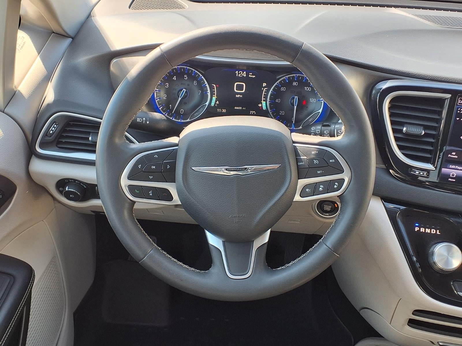 Used 2023 Chrysler Pacifica Touring-L FWD image 31