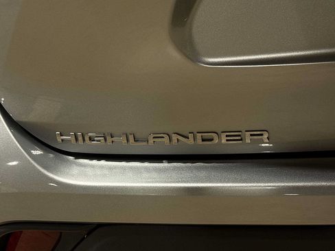 Used 2022 Toyota Highlander XLE AWD/4WD image 27