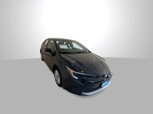 Used 2025 Toyota Corolla XLE image 2