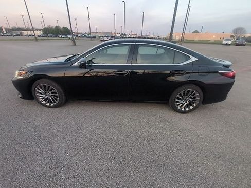 Used 2025 Lexus ES 300h w/ Accessory Package (Z2) image 10