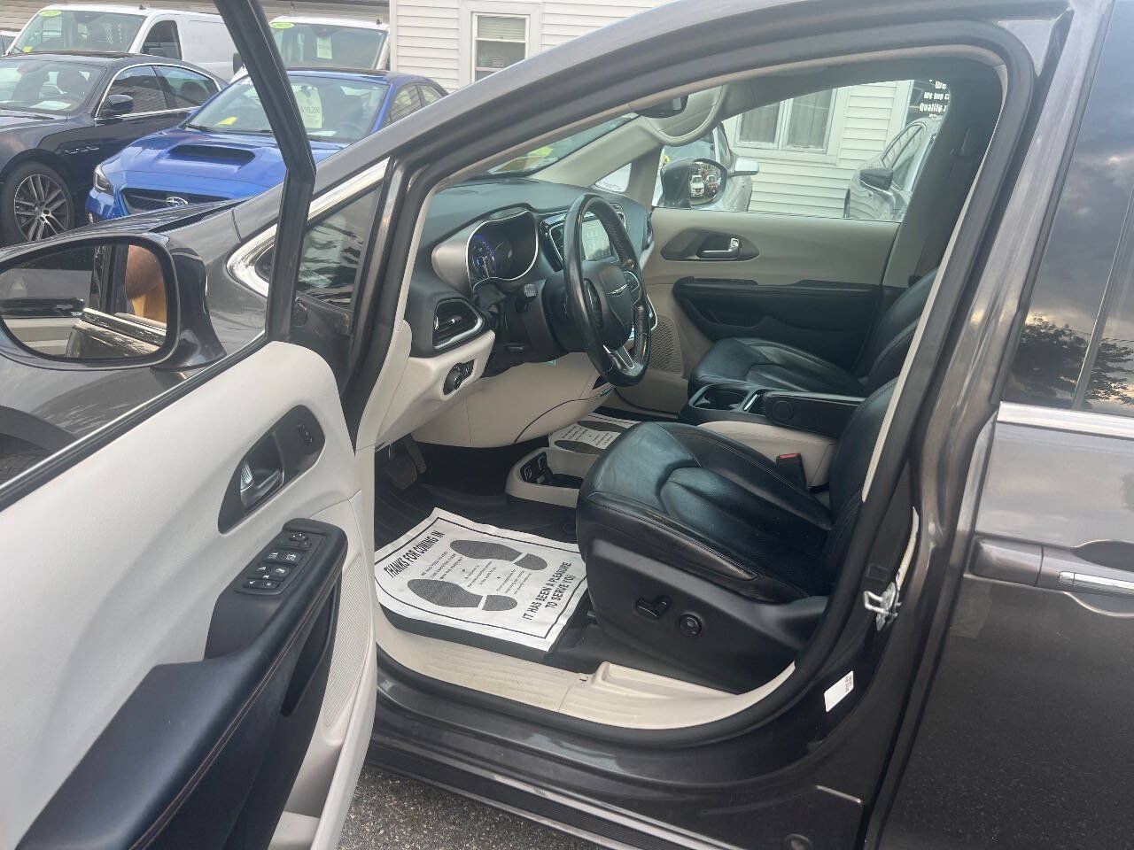 Used 2020 Chrysler Pacifica Touring-L FWD image 25