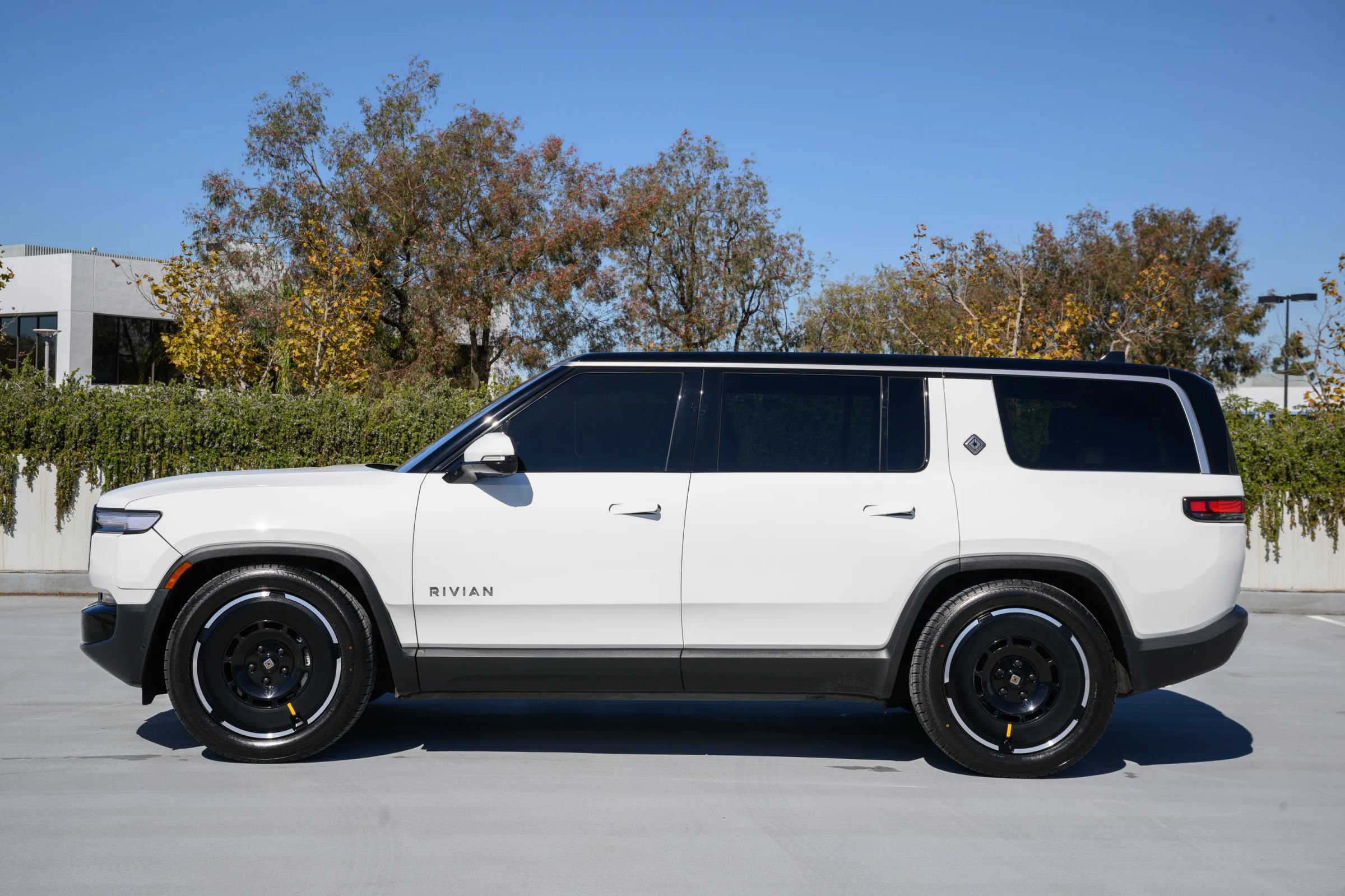 Used 2025 Rivian R1S Adventure Dual AWD/4WD image 3