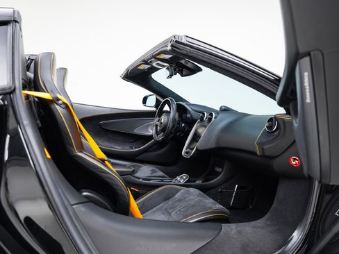 Used 2019 McLaren 570S Spider image 30